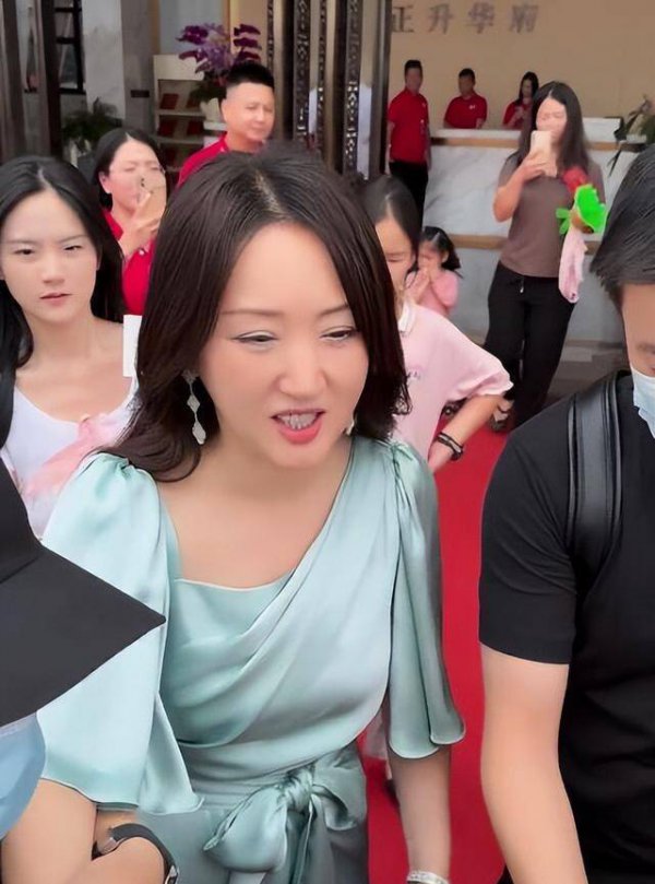新闻今日谈2019 53岁杨钰莹在南昌被偶遇，穿搭惹争议，生图脸部凹凸被指认不出
